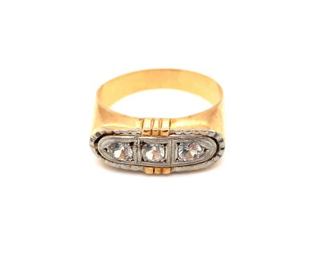 A VINTAGE THREE STONE CUBIC ZIRCONIA RING. UNHALLMARKED, WITH INDISTINCT MARKS TO THE REVERSE OF THE SHANK, ASSESSED AS 15ct 