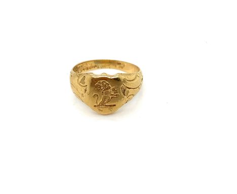 A VINTAGE FAMILY CREST SEAL RING WITH A SHIELD HEAD. UNHALLMARKED, WITH INDISTINCT PART MAKERS MARK TO INSIDE SHANK, ASSESSED