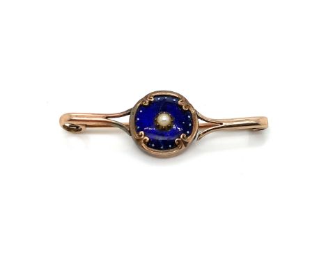 AN ANTIQUE BLUE ENAMEL AND PEARL BAR BROOCH WITH CLOSED BACK SETTING. LENGTH 4.7cms.  THE BROOCH UNHALLMARKED, ASSESSED AS 9c