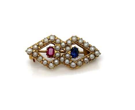 A SAPPHIRE, RUBY AND SEED PEARL GEOMETRIC TYPE BAR BROOCH. UNHALLMARKED, ASSESSED AS 14ct GOLD WITH A REPLACEMENT STEEL PIN. 