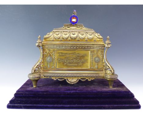 A 1921 SILVER GILT PRESENTATION BOX FOR THE FREEDOM OF DONCASTER TO ROBERT CHARLES BENTLEY, THE HALLMARK FOR THE GOLDSMITHS A