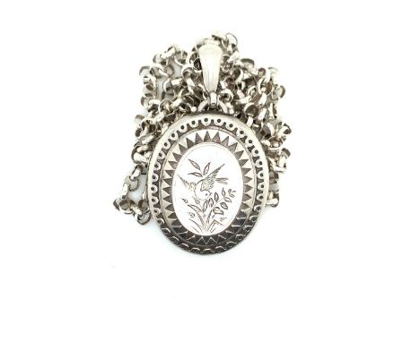 AN ANTIQUE SILVER HALLMARKED OVAL PORTRAIT LOCKET WITH BIRD SCENE TO THE FRONT. HALLMARKS VISIBLE BUT WORN, SUSPENDED ON A LA