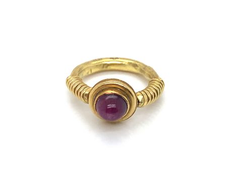 A CABOCHON STAR RUBY RING, THE RING MOUNT WITH 18ct STAMP AND INDISTINCT MAKERS MARK, ASSESSED AS 18ct GOLD. FINGER SIZE K. (