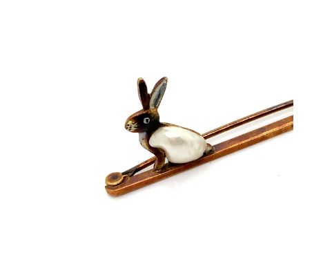 A VINTAGE BAROQUE PEARL AND ENAMEL RABBIT BAR BROOCH. THE BROOCH STAMPED, 15ct, ASSESSED AS 15ct GOLD. LENGTH 5cms. WEIGHT 3.