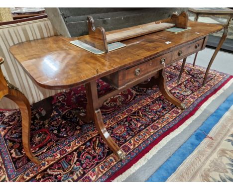 AN EARLY 19th C. MAHOGANY SOFA TABLE, THE ROSEWOOD CROSS BANDED TOP ABOVE TWO DRAWERS TO ONE SIDE SUPPORTED ON PILASTERS AND 