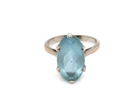 A VINTAGE OVAL CUT AQUAMARINE RING, SET IN A RAISED SIX CLAW SETTING. THE SHANK STAMPED 18ct, ASSESSED AS 18ct WHITE GOLD. FI