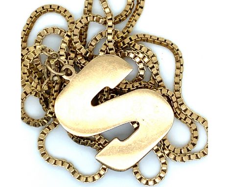 A 9ct HALLMARKED INITIAL "S" PENDANT SUSPENDED FROM A 9ct HALLMARKED GOLD BOX LINK CHAIN. CHAIN LENGTH 86cms. GROSS WEIGHT 18