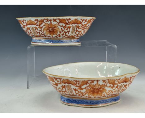 A PAIR OF CHINESE ELONGATED QUATREFOIL BOWLS, THE EXTERIORS PAINTED IN IRON RED WITH LOTUS AND BATS FLYING OVER GILT SHOU CHA