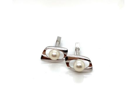A PAIR OF VINTAGE CULTURED PEARL CUFFLINKS. UNHALLMARKED, STAMPED M WGK14, ASSESSED AS 14ct WHITE GOLD. GROSS WEIGHT 12.60grm