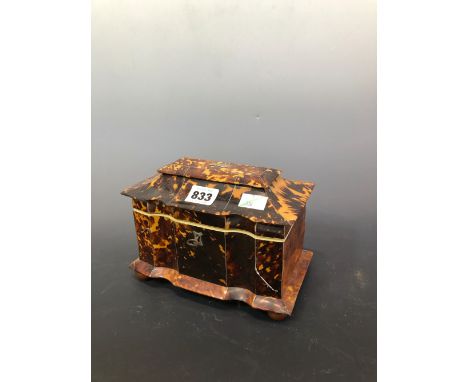 AN EARLY 19th C. TORTOISESHELL TWO COMPARTMENT TEA CADDY SUPPORTED ON FOUR BUN FEET