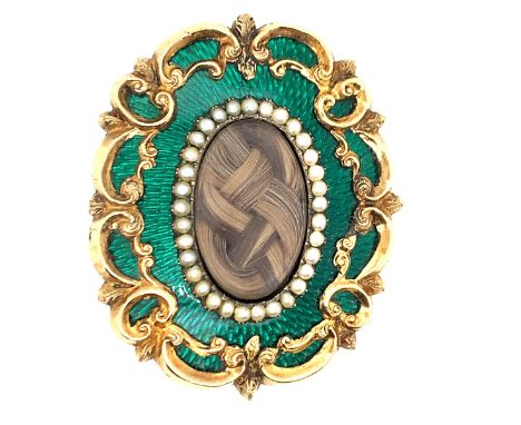 A VICTORIAN GUILLOCHE GREEN ENAMEL MOURNING BROOCH SET WITH WOVEN HAIR AND A SEED PEARL SURROUND. UNHALLMARKED ASSESSED AS 14