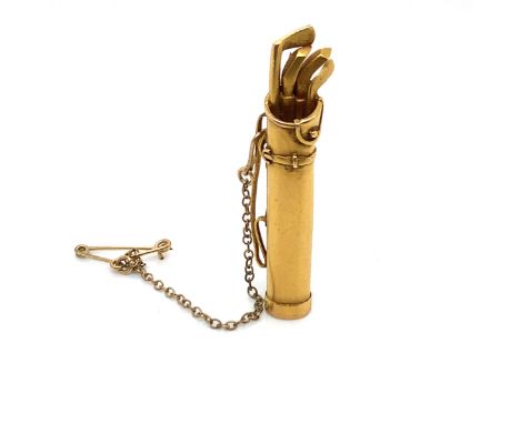AN ANTIQUE 15ct HALLMARKED GOLD GOLF BAG AND CLUBS BROOCH COMPLETE WITH SAFETY CHAIN. DATED 1894, POSSIBLY GLASGOW. LENGTH 4.