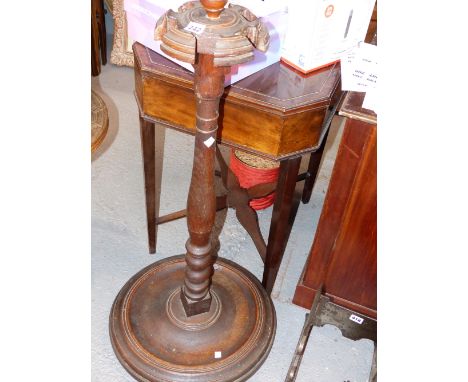 AN OAK BILLIARD CUE STAND,THE CROWN TOP WITH FIVE INDENTS TO TAKE THE TOPS OF THE CUES BELOW A BALUSTER FINIAL, THE FOOT WITH