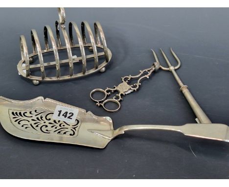 A SILVER 7 BAR TOAST RACK, A FIDDLE PATTERN FISH SLICE. A PAIR OF SCISSOR ACTION SUGAR TONGS TOGETHER WITH A SILVER HANDLED B