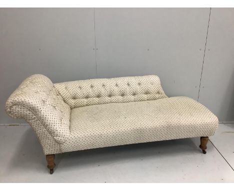 An Edwardian beech button back chaise longue, width 178cm, depth 70cm, height 72cm