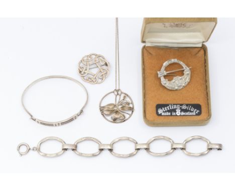 A collection of silver jewellery to include: an Elizabeth II silver pendant of floral design, by Norman Grant, Edinburgh, 198