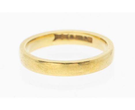An 18ct gold wedding ring, width approx 3mm, size J, weight approx 3.4gms   Further details: minor wear commensurate with age