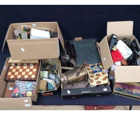 A mixed collectors lot of many items including toy soldiers, small cloisonn&eacute; owl, purses and similar, modern chess set