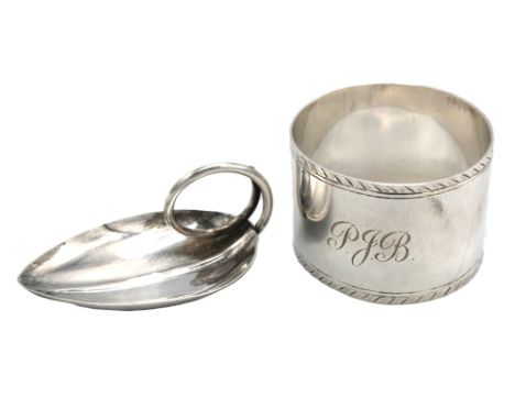 A George V silver napkin ring, of circular shape and initialled to side, hallmarked by Goldsmiths & Silversmiths Co Ltd, Lond