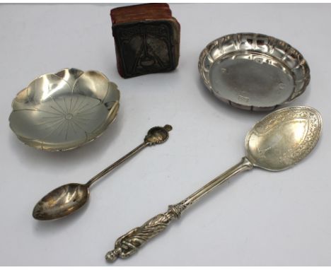 A small collection of silver to include: an Elizabeth II silver pin tray, hallmarked Sheffield, 1982, approx. 9.3cm diameter;