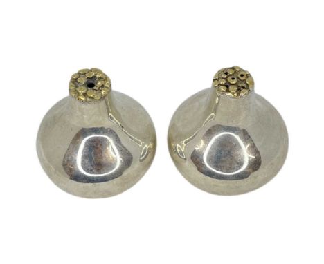 Pair of Stuart Devlin Silver Salt and Peppers. 86 g. Stuart Devlin, London 1976of bulbous form with naturalistic gilded tops.