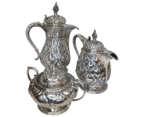 Omar Ramsden Cafe au Lait Set. 916 g. Omar Ramsden, London 1923A stunning 3 piece Omar Ramsden Cafe au Lait set comprising co