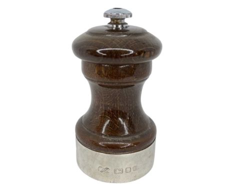 Wood and Silver Pepper Grinder. L.S. , London 1976Height 10 cms.Condition report: Excellent condition. No issues. Hallmarks c