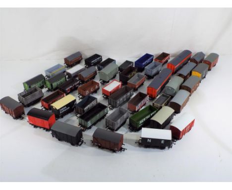 Model Railways - a box containing approx 44 OO gauge unboxed wagons by Hornby, Mainline and Bachmann