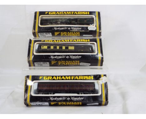 Model Railways - Graham Farish N gauge Duchess Class steam locomotive King George VI in BR green 4-6-2, with two boxed coache