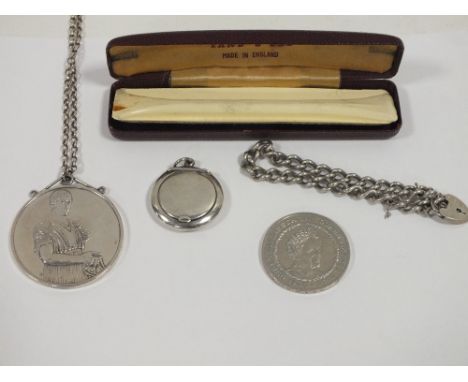 A BAG OF ASSORTED SILVER AND WHITE METAL COLLECTABLES TO INCLUDE A 5 POUND COIN, TRAVELLERS SNUFF BOX ETC