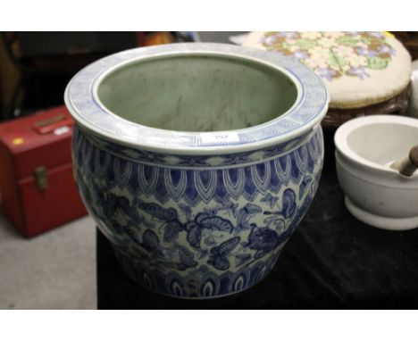 AN ORIENTAL BLUE AND WHITE CERAMIC FISH BOWL WITH FOUR CHARACTER MARK TO BASE