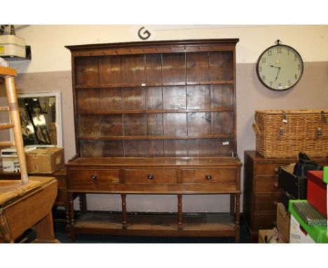 A GEORGIAN OAK DRESSER WITH A FULL PLATE RACK, THREE DRAWER BASE WITH PAN SHELF H-217 CM W-186 CM D-44 CM