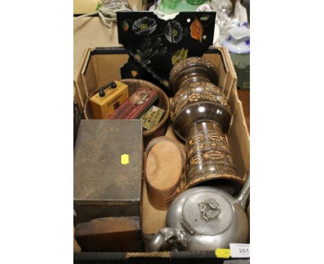 A TRAY OF ASSORTED METALWARE AND TREEN TO INCLUDE A PEWTER TEAPOT
