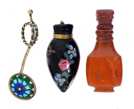 AN AMBER SCENT BOTTLE AND STOPPER, 19TH C  4cm h, a Venetian millefiori and aventurine decorated black glass scent bottle and