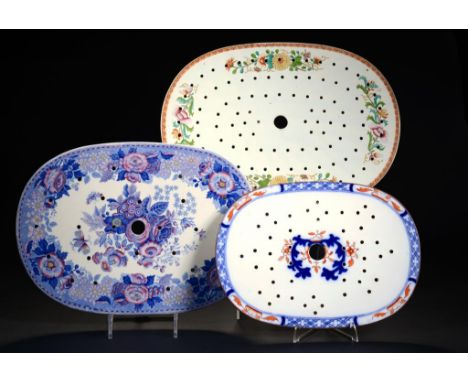 A WEDGWOOD EARTHENWARE DRAINER, A SPODE BLUE PRINTED AND PUCE PAINTED IMPERIAL EARTHENWARE UNION WREATH SECOND PATTERN DRAINE