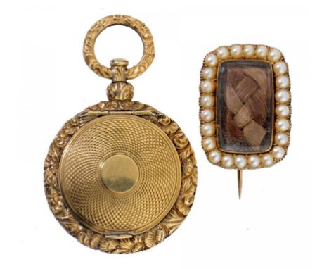 MOURNING JEWELLERY.  A GOLD LOCKET AND BROOCH, EARLY 19TH C  the broach with split pearl surround, the locket with two lids, 