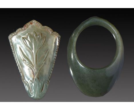A MONGOLIAN NEPHRITE ARCHER'S RING AND A MUGHAL JADE CHAPE, 19TH C the chape carved with a flower to either side, 4cm h ++Bot