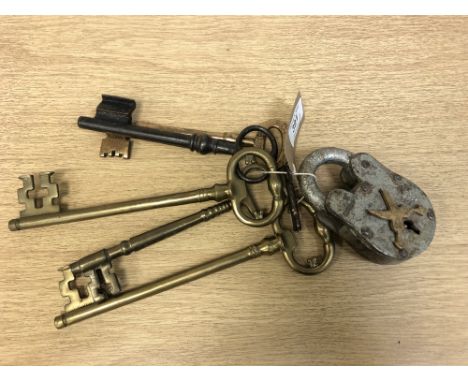A vintage padlock with key, together with a collection of five further brass and metal keys.  (Q)  