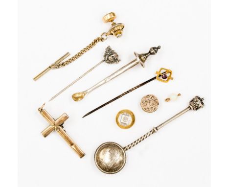 A collection of gold and silver jewellery including a yellow metal cross pendant, with floral detail and green stone centre, 