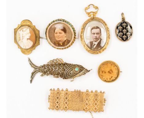 A collection of brooches and pendants comprising of a Victorian 15ct gold bar brooch with geometric engraving, a 9ct gold aes