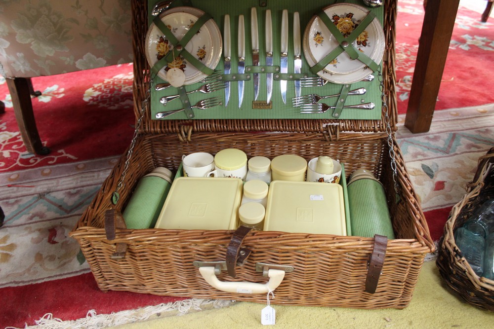 A Brexton vintage picnic hamper/set, including six ceramic cups, saucers and sandwich plates, whi