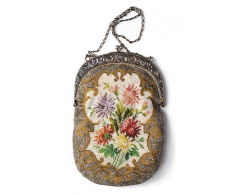 A beadwork evening bag with silver frame. Austria, first half of the 20th Century. Measures: cm 20,5x13 ca. Good conditions. 