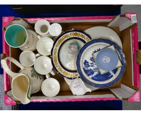 A mixed collection of items to include: Spode Christmas jug, Beswick milk jug, Wade vase, Wedgwood jasperware pin dish, Comme