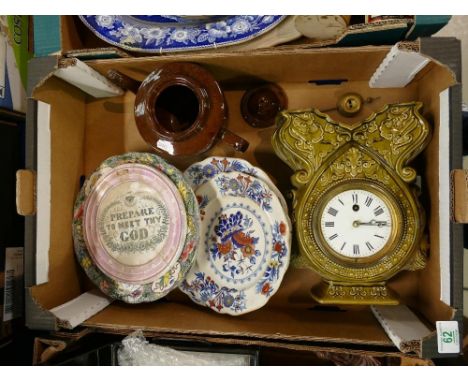 A mixed collection of items to include: ceramic mantle clock, decorative wall plates, bowls etc (1 tray) 