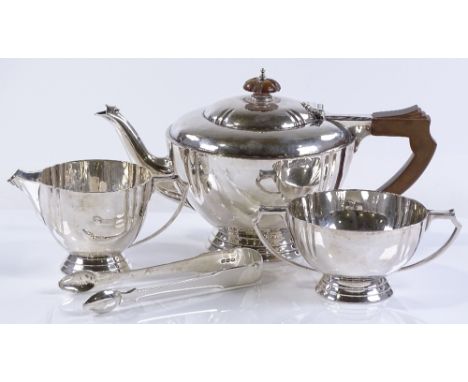 A 3-piece silver tea set, of circular planished form, by Edward Barnard &amp; Sons Ltd, hallmarks London 1935, teapot height 