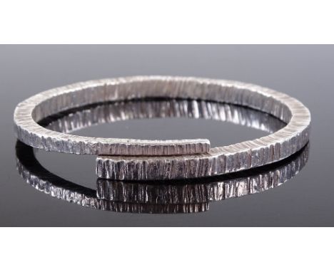 A sterling silver textured bangle, hallmarks London 2001, internal diameter 63.9mm, 44g