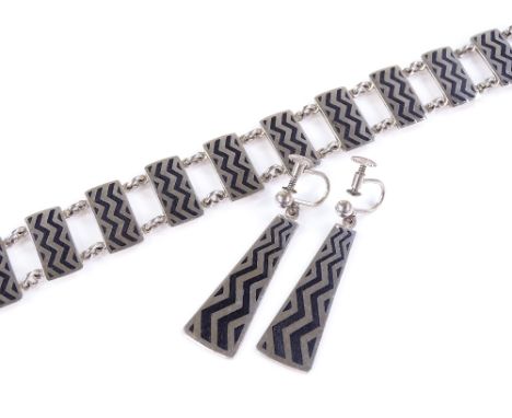 A Danish sterling silver and enamel geometric design bracelet and earring set, by Volmer Bahner, bracelet length 210mm, earri