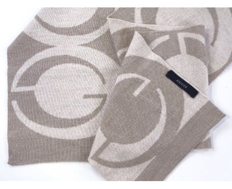 Gucci Italy fine wool knitted scarf in beige / white, logo design, length 1.66m, width 23cm (RRP £250)