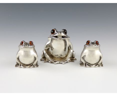 A three-piece modern silver frog cruet set, by Richard Comyns, London 1980, modelled in a sitting position, the mustard pot w