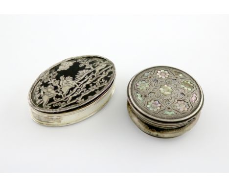 λ An early 18th century silver and tortoiseshell snuff box, unmarked, circa 1740, oval form, the pull-off cover inlaid with a